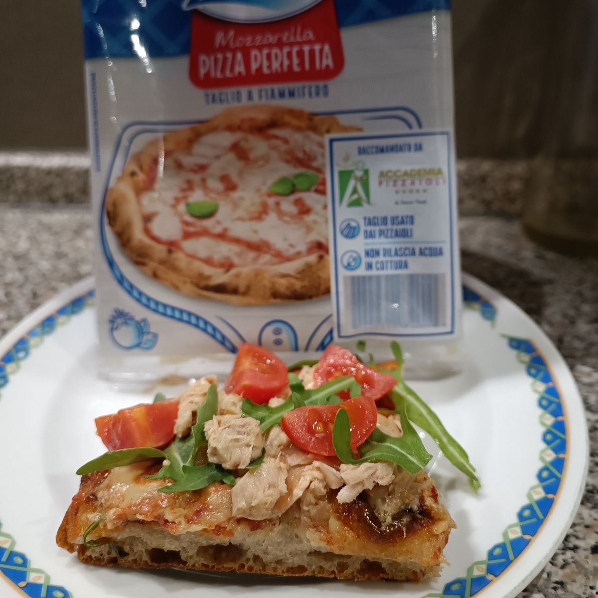 Pala pomodoro mozzarella tonno rucola e pomodorini 😋