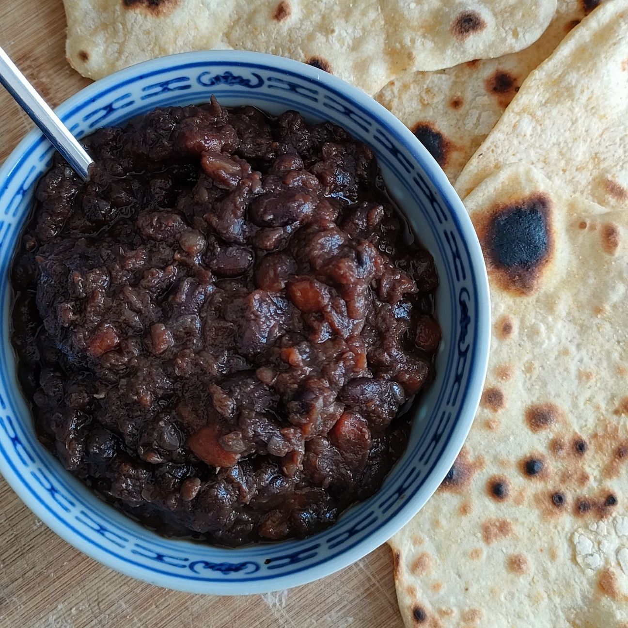 Chilli di fagioli neri con piadine di mais