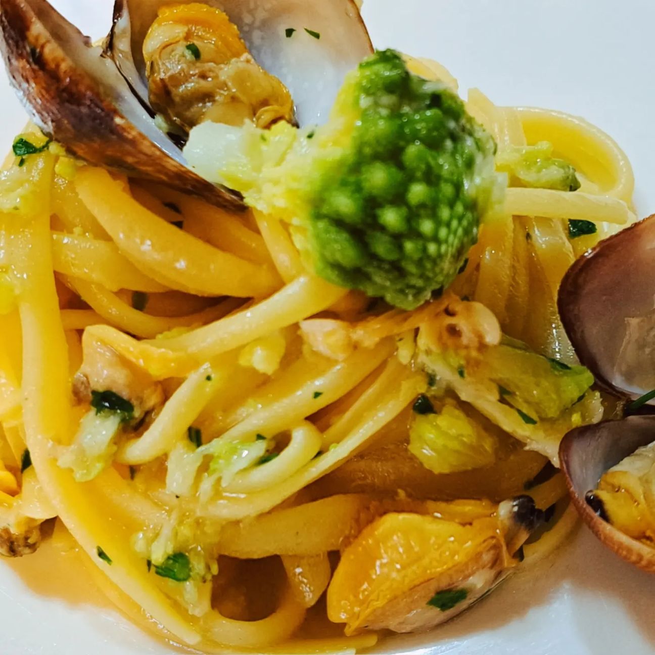 Linguine alle vongole con broccolo romanesco