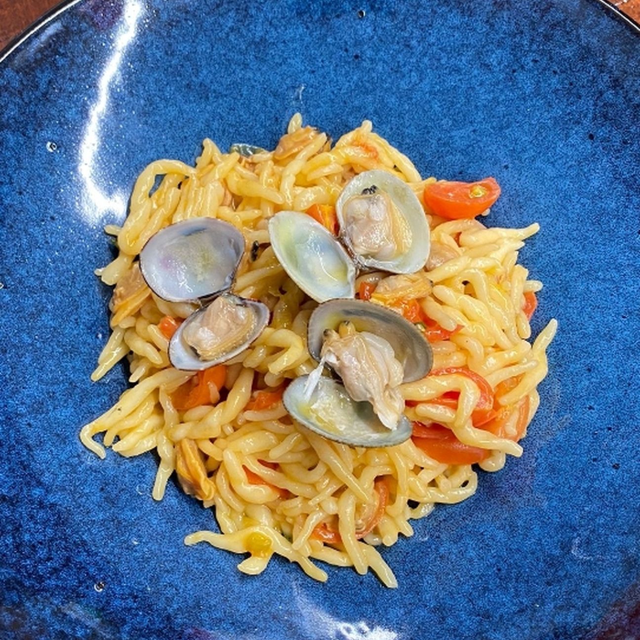 Trofiette, pomodori e vongole, profumo di maggiorana.