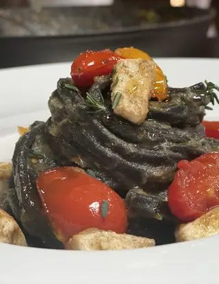 Ricetta TAGLIOLINI AL NERO DI SEPPIA CON PESCE SPADA E POMODORINI CARAMELLATI  di rosi.faggiano