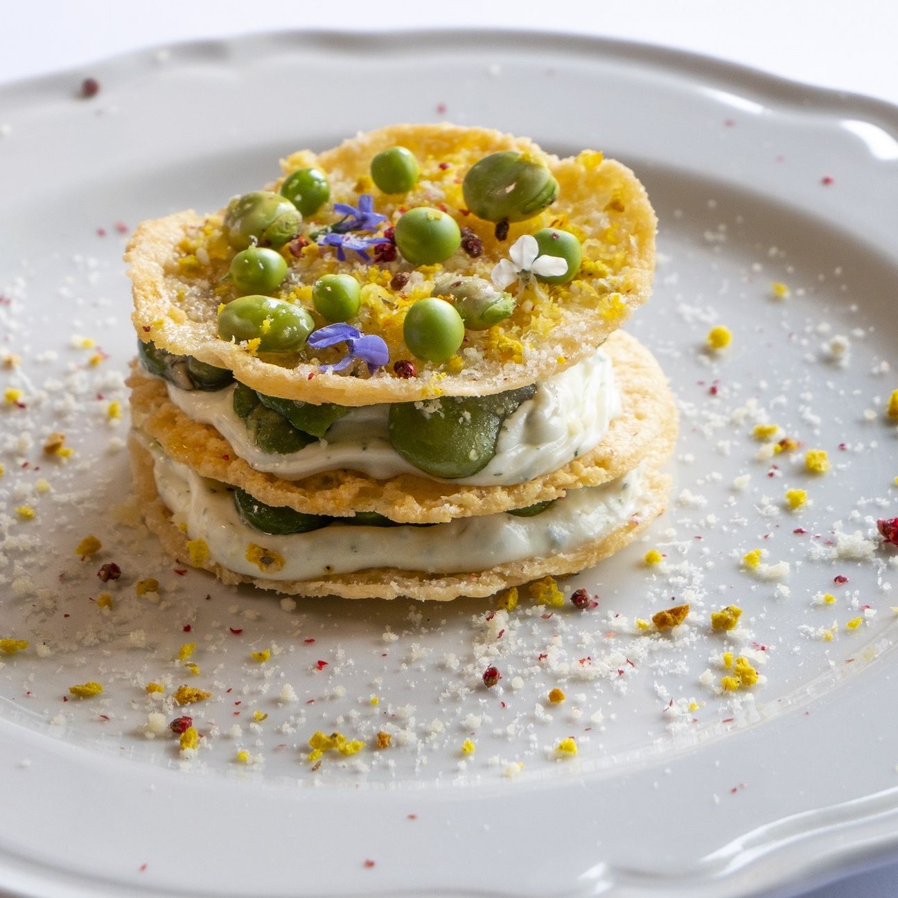 MILLEFOGLIE DI PECORINO ALLE FAVE E PISELLI CON CREMA DI RICOTTA, LIMONE E MENTA