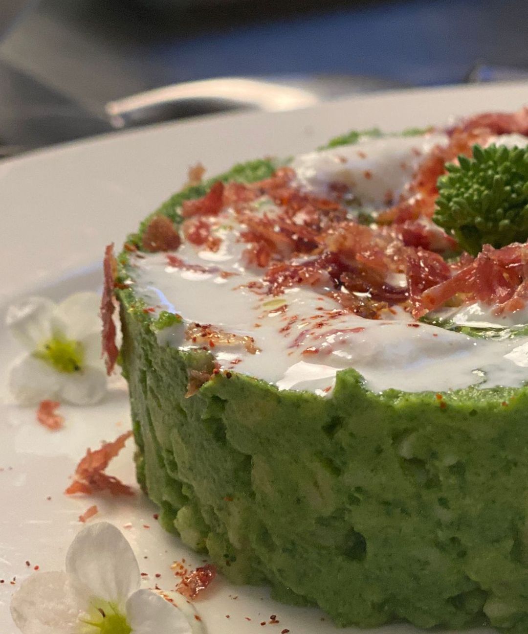 TORTINO DI GRANO CON CREMA DI CIME DI RAPA, BURRATA E CAPOCOLLO