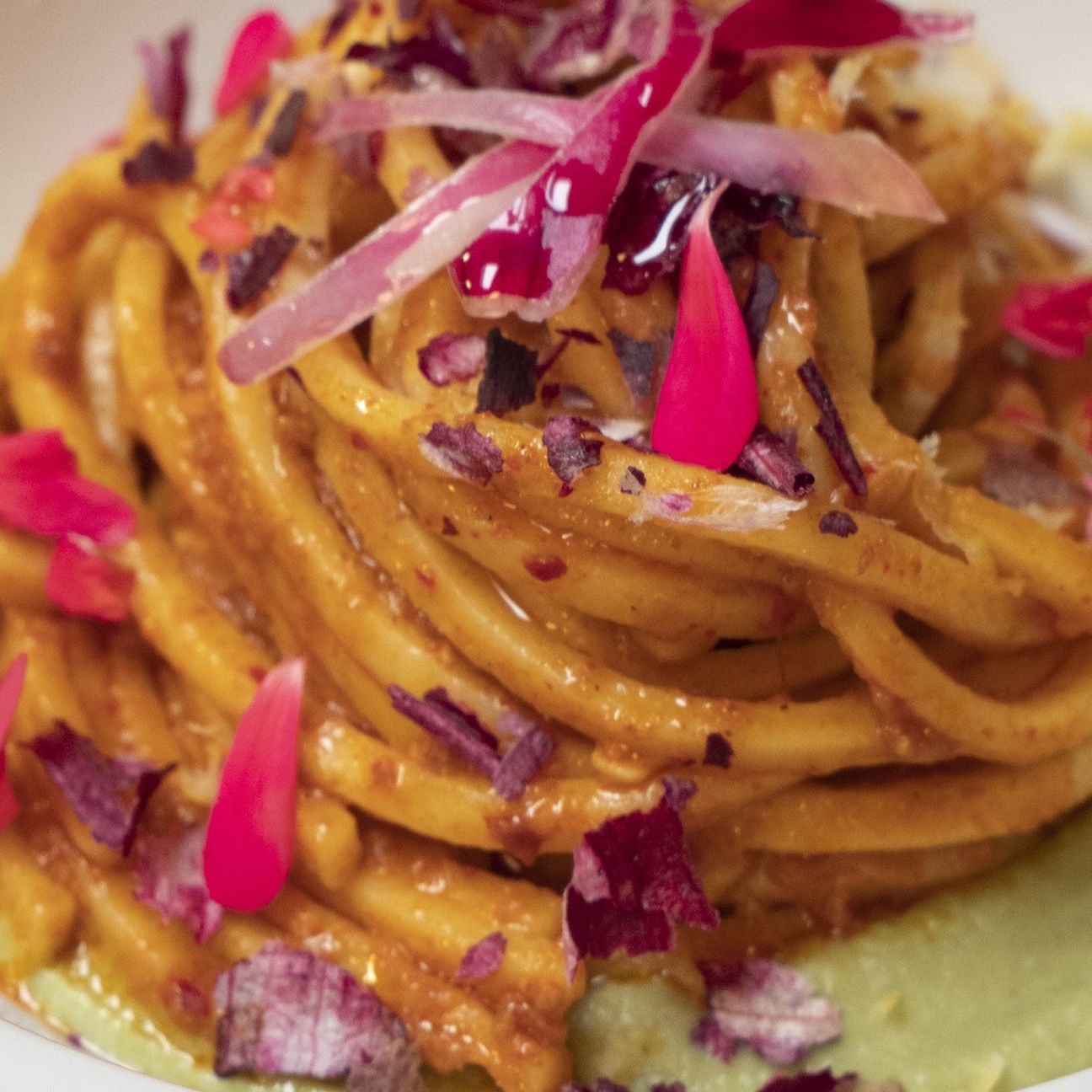 TROCCOLI PUGLIESI SU CREMA DI FAVE FRESCHE CON NDUJA CALABRESE AL PROFUMO DI CIPOLLA DI TROPEA #Brig