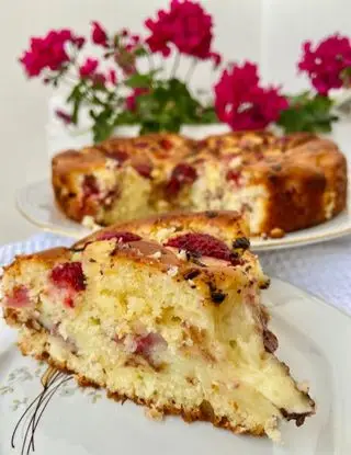 Ricetta Torta soffice con yogurt,ciliegie e fragole di unsaltoincucina