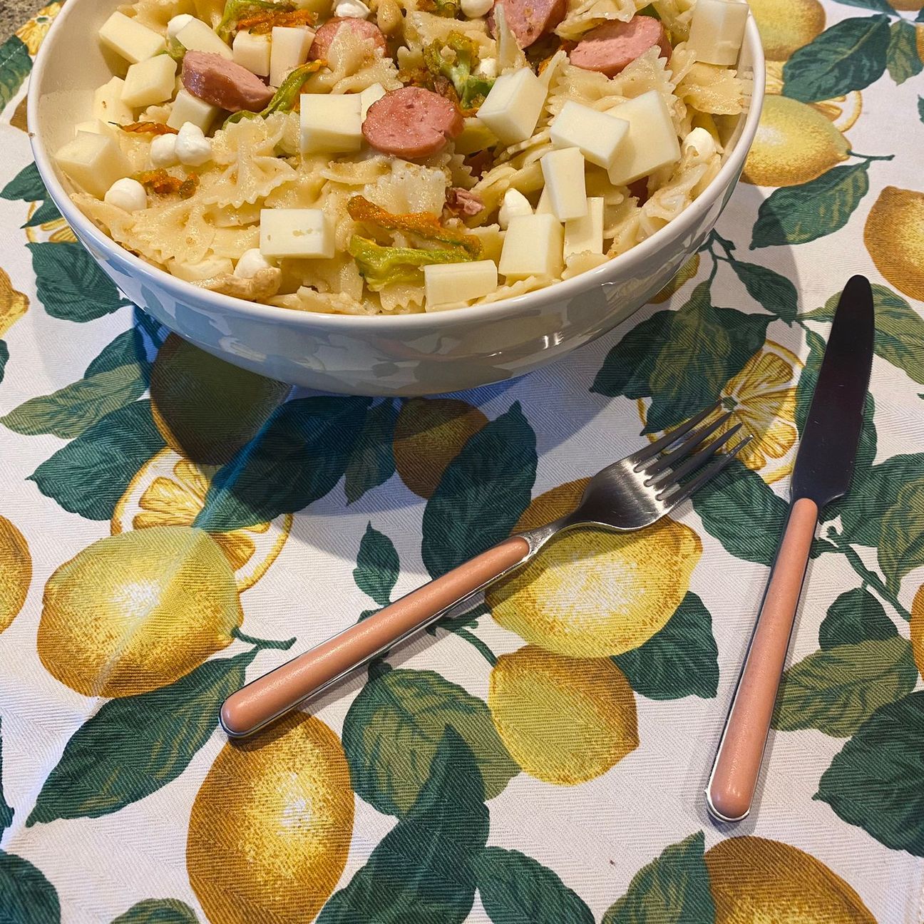Pasta fredda wurstel e fiori di zucca