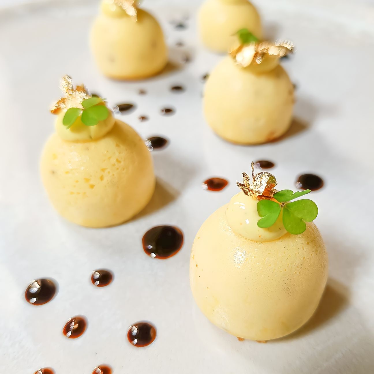 Sformato al formaggio, aceto balsamico e oro edible con maionese al curry