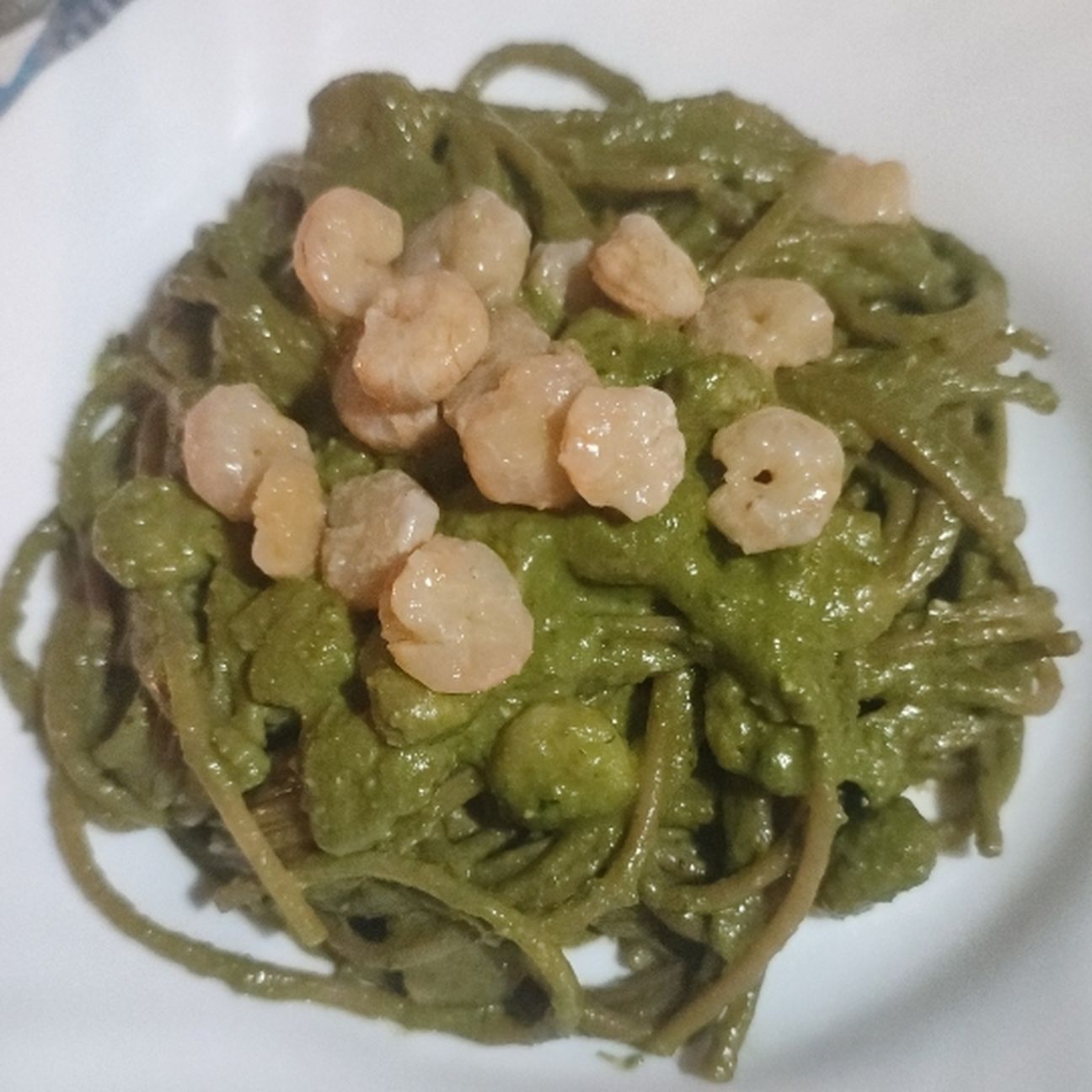 Spaghetti integrali con pesto e gamberetti