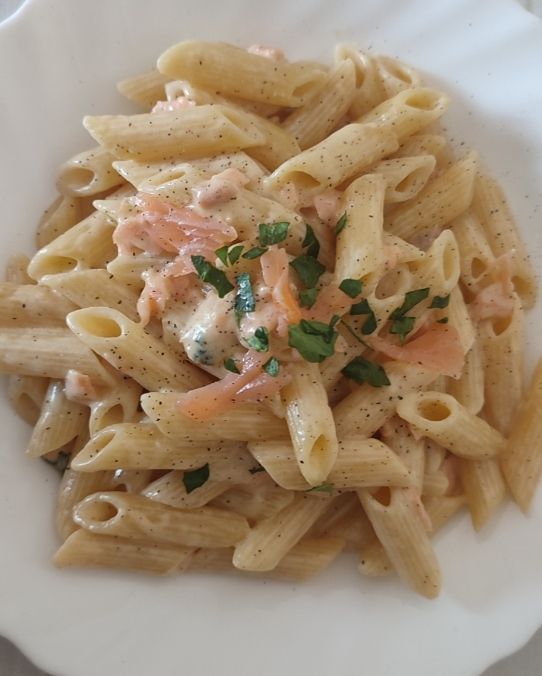 Pennette con crema cacio e pepe e salmone