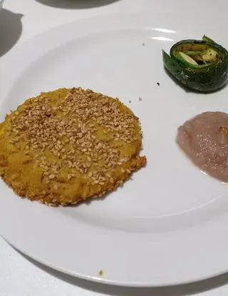 Ricetta Hamburger di fagioli e carote al curry con sesamo, salsa di cipolle e zucchine alla menta di costanza.salvia