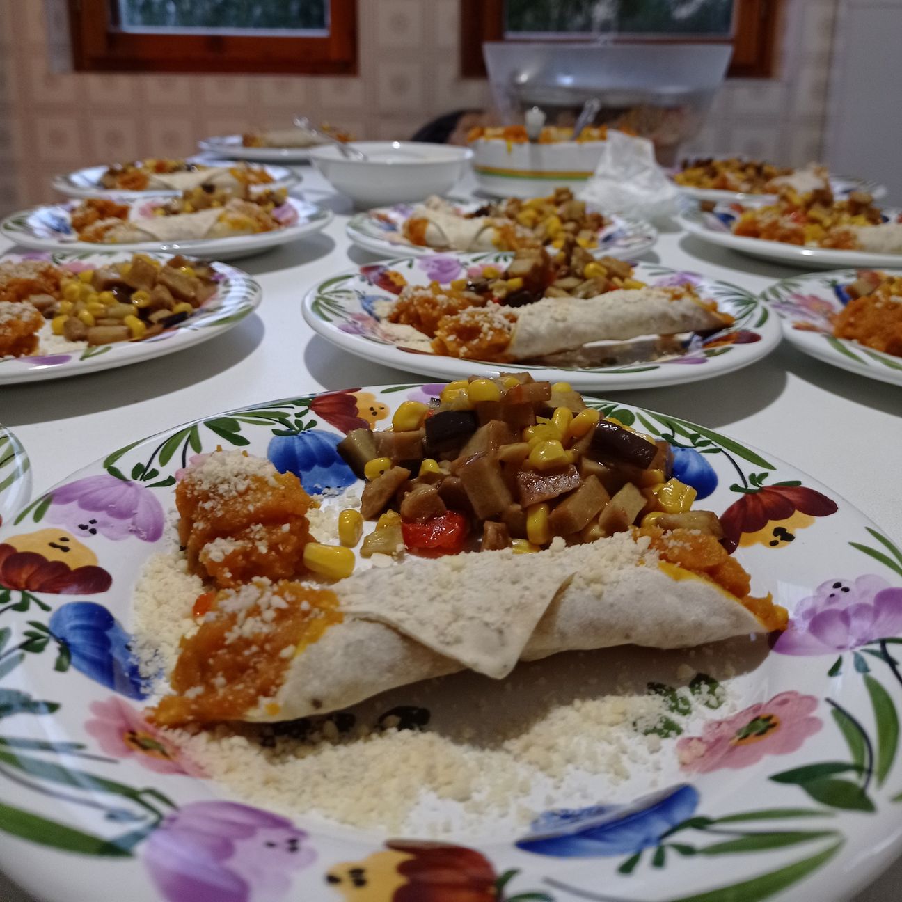 Cannoli alla zucca con seitan in insalata (veg)