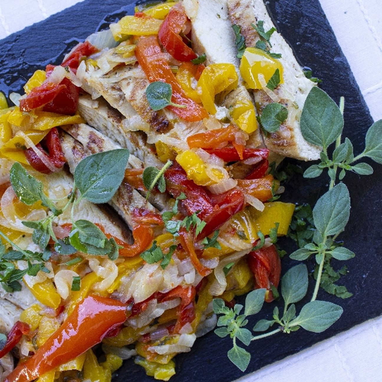 Tagliata di petto di pollo ai peperoni in agrodolce