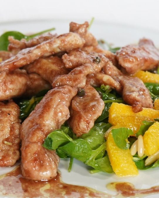Tagliata di pollo con salsa al marsala con insalata di spinaci,arancia e marsala