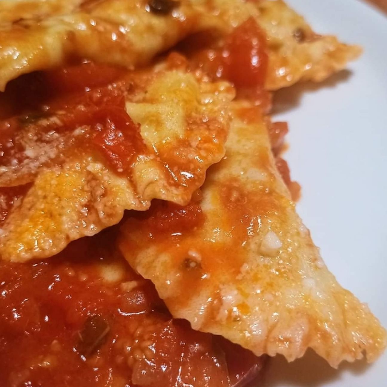 MEZZELUNE ALLA CURCUMA RIPIENE DI SGOMBRO CON DATTERINI E BASILICO FRESCO