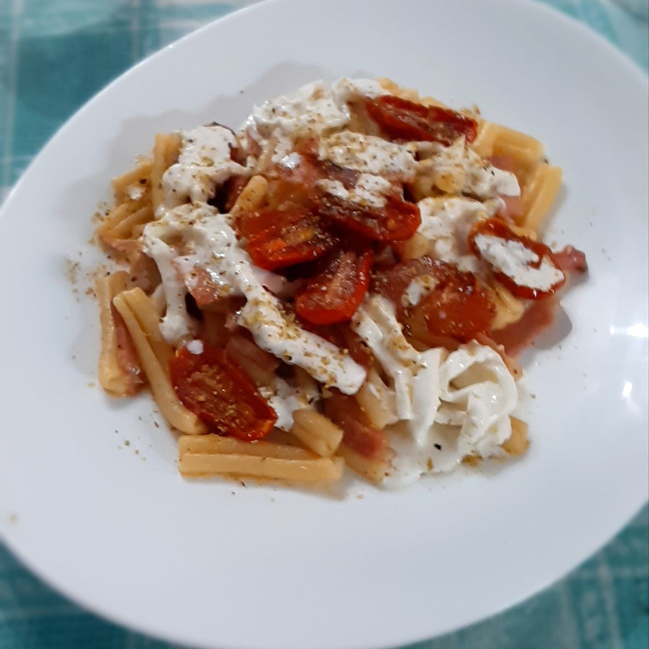 Caserecce con datterini confit stracciatella, spek e granella di pistacchi...
