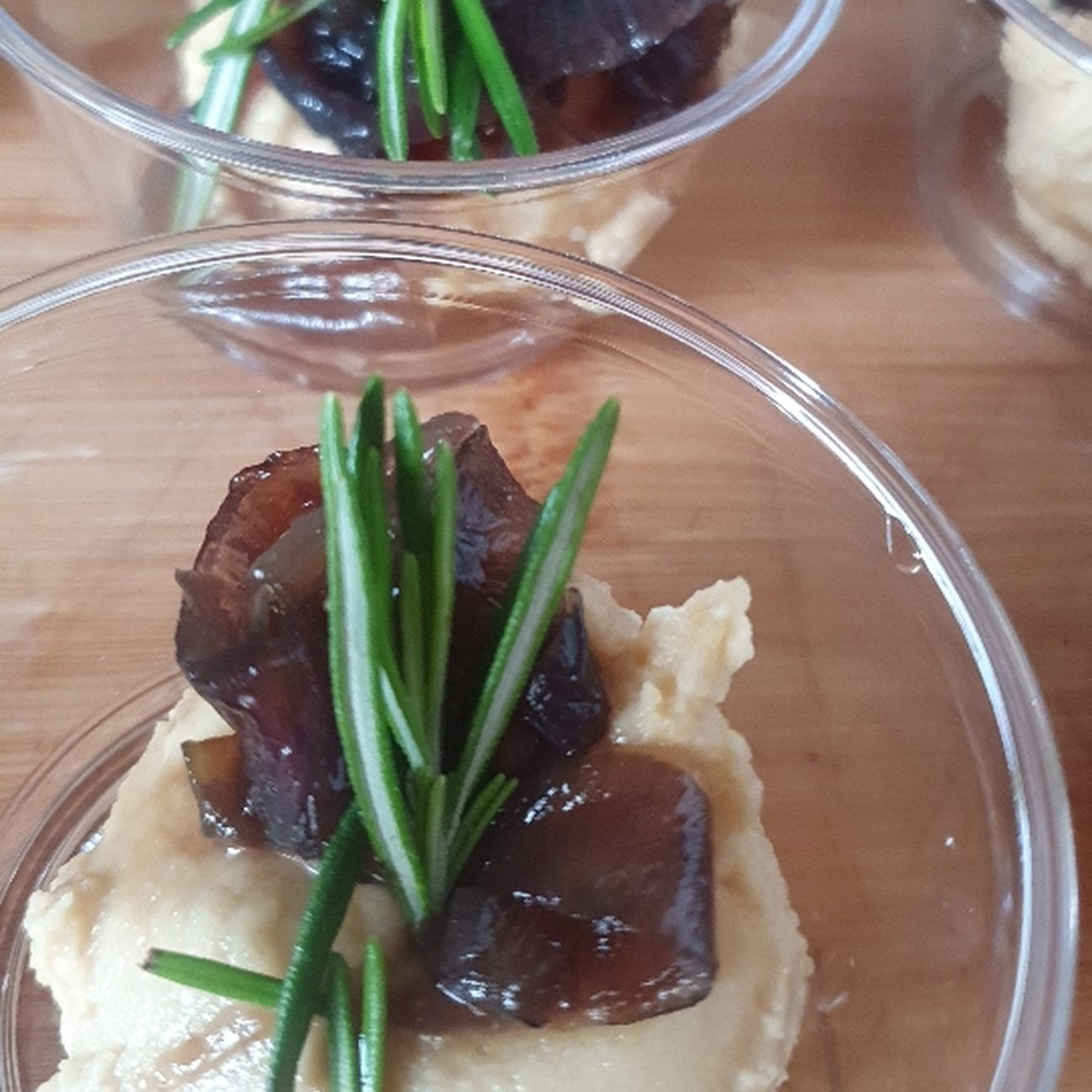 Crema di ceci e cipolle caramellate al profumo di rosmarino