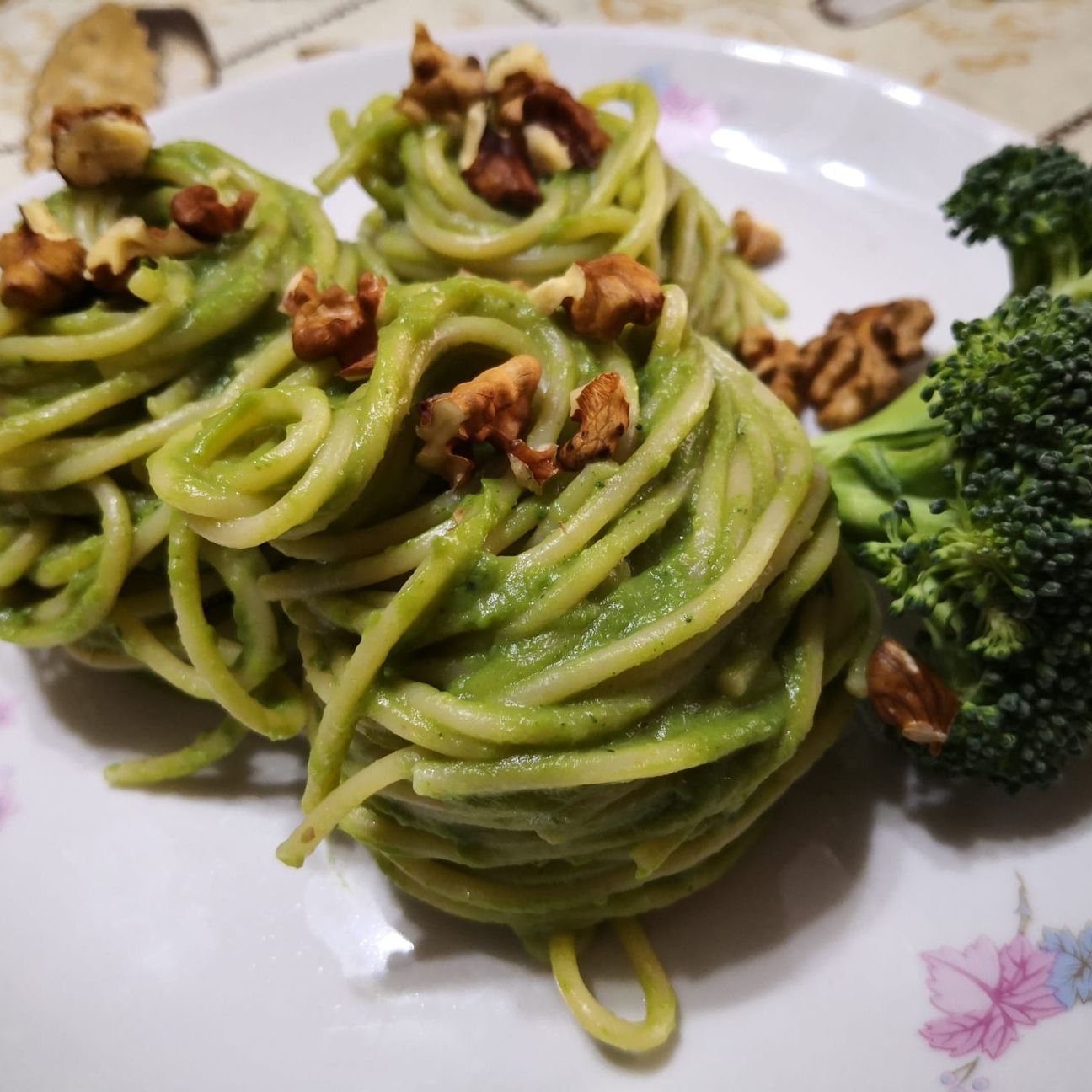 Spaghetti con crema di broccoli, salsiccia e noci.