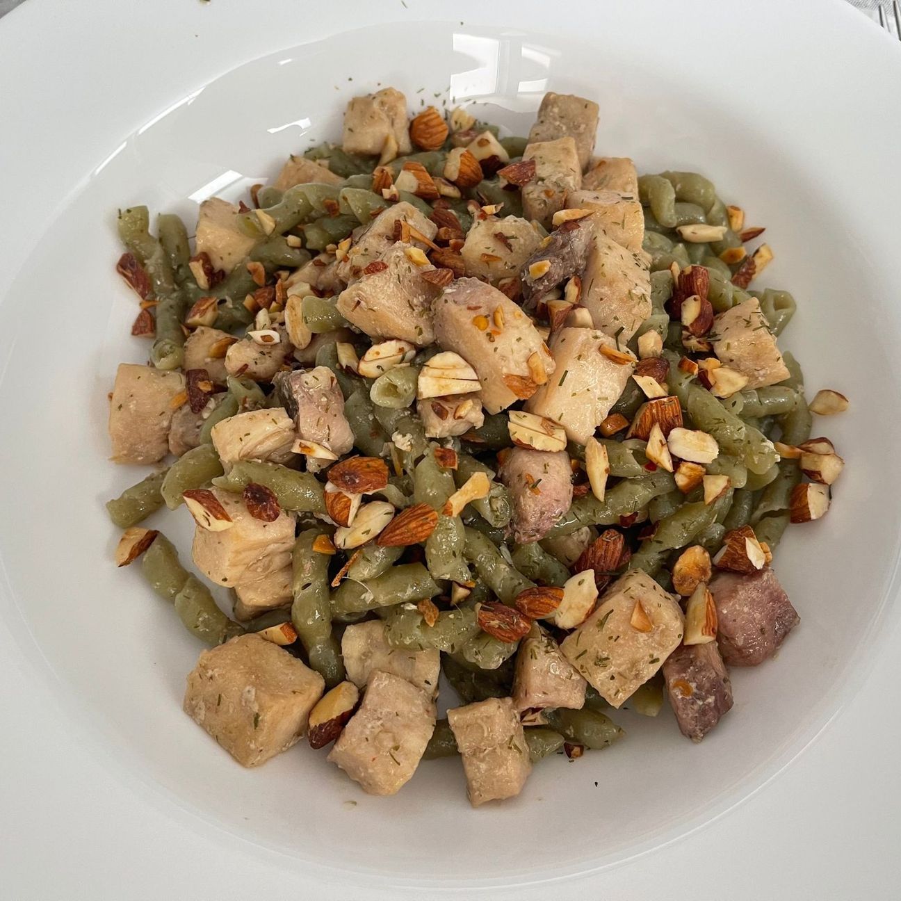 Busiate al pistacchio con pesce spada e mandorle tostate in colatura di alici
