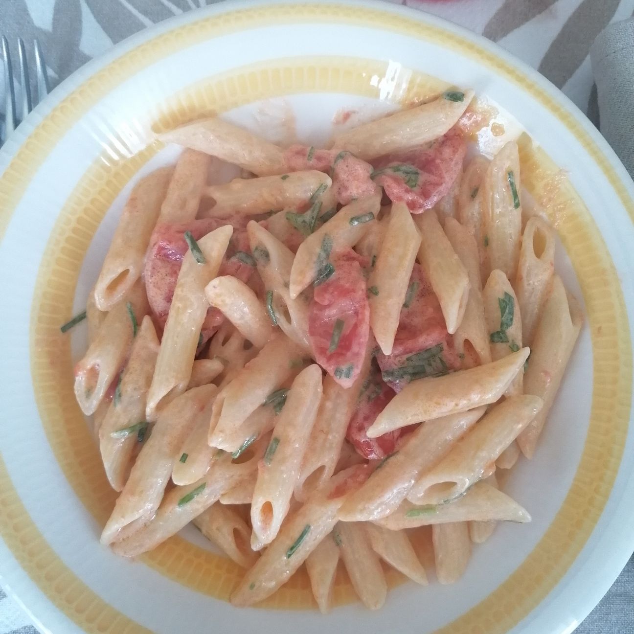 Pasta con pomodorini, formaggio spalmabile e erba aglina