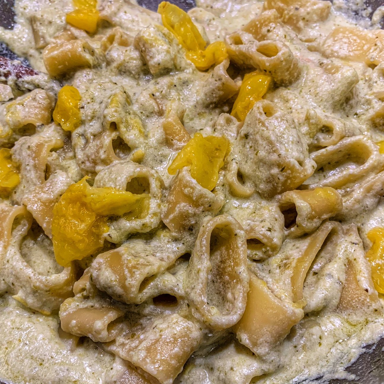 Calamarata con ricotta, pesto di basilico, provola e datterini gialli.
