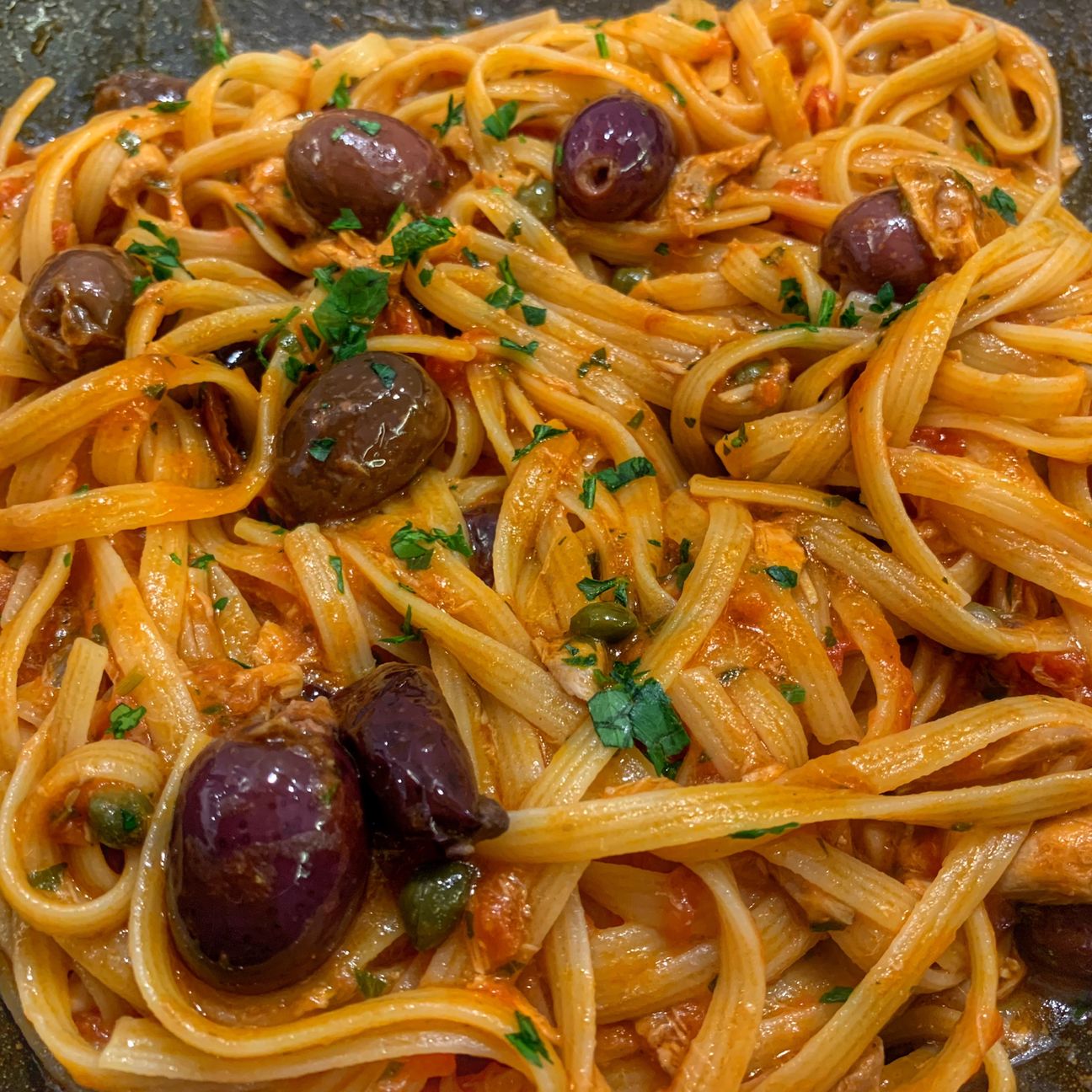 Linguine alla puttanesca con sgombro