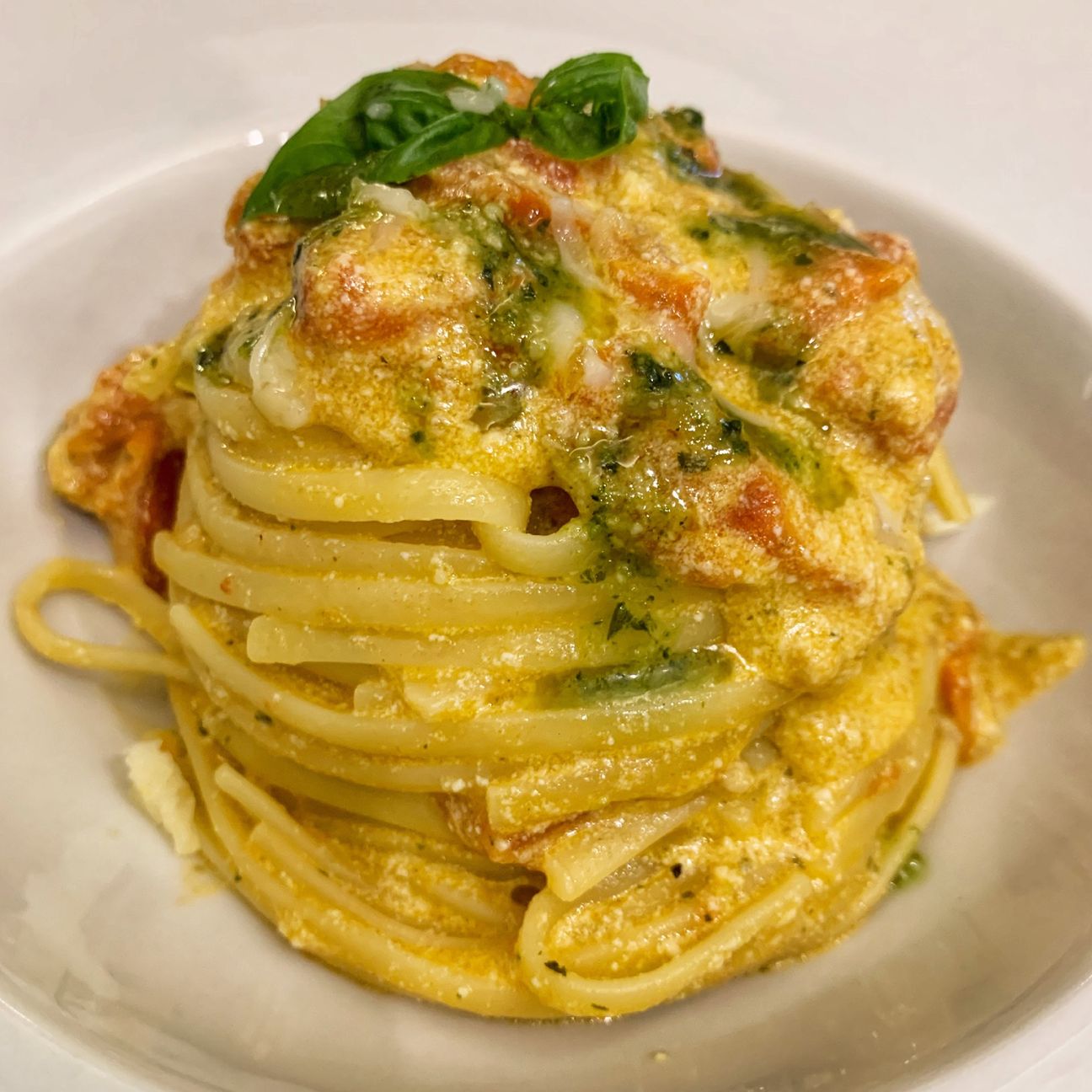 Linguine con pomodorini, pesto e ricotta