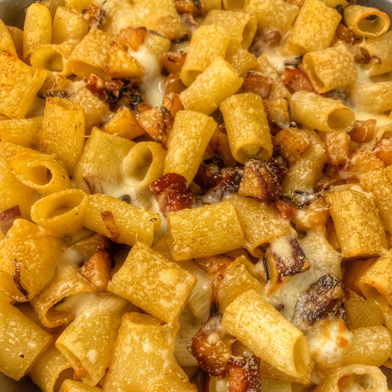 Mezzemaniche con pancetta, patate e provola