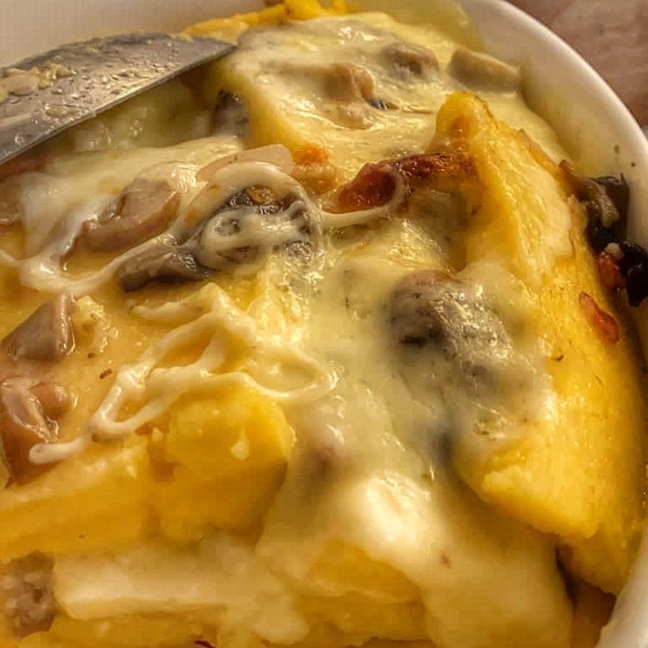 Polenta con funghi, salsiccia e provola affumicata