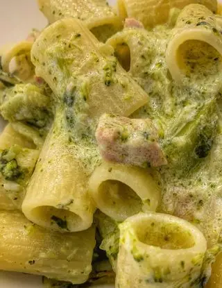 Ricetta Mezzemaniche con crema di broccoli baresi e pancetta di maccaro_paraosteria