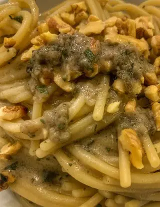 Ricetta Spaghettone burro, alici, salvia e granella di noci di maccaro_paraosteria