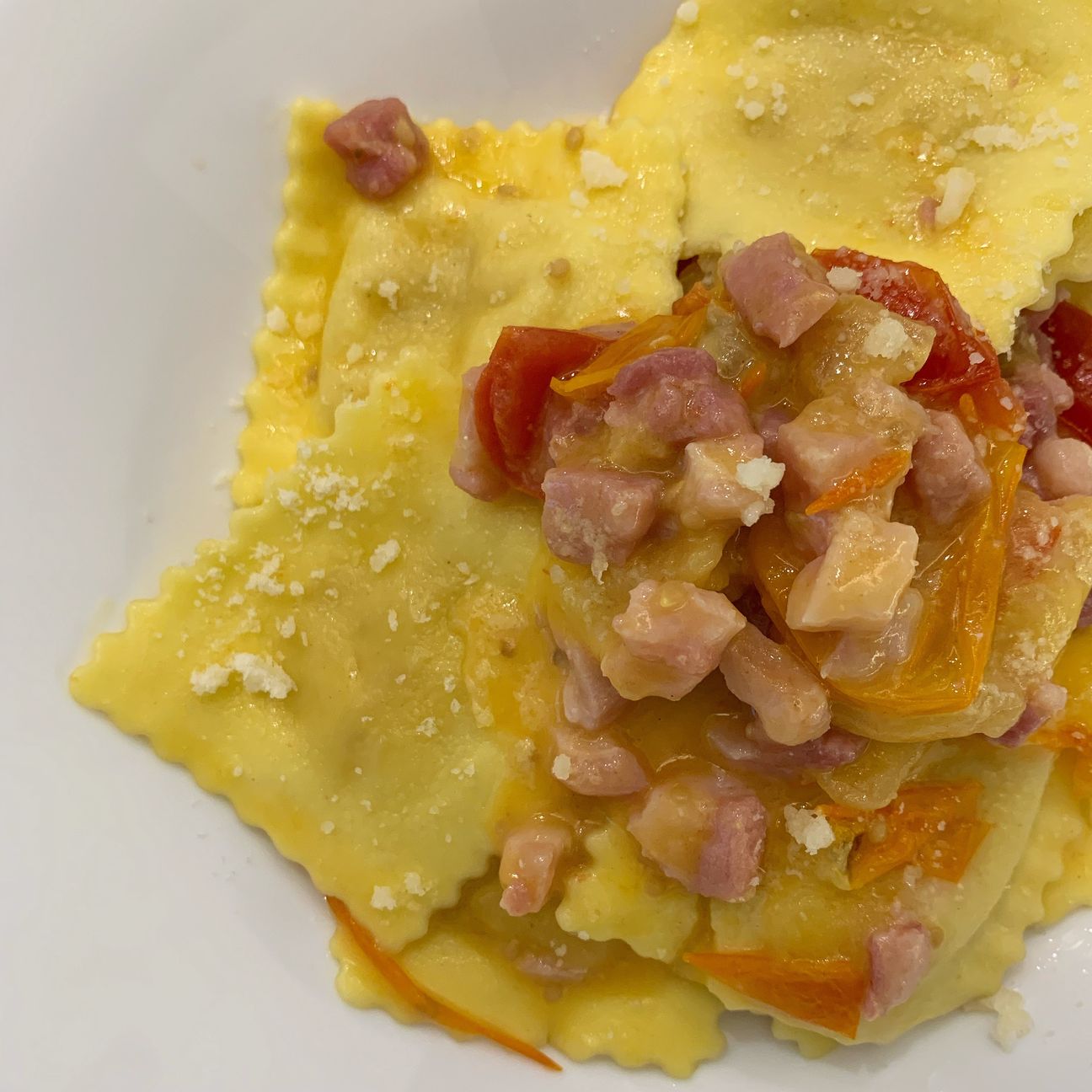 Ravioli con pancetta, pomodorini gialli e rossi