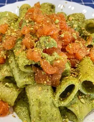 Ricetta Paccheri pesto di pistacchio e tartare di salmone di maccaro_paraosteria