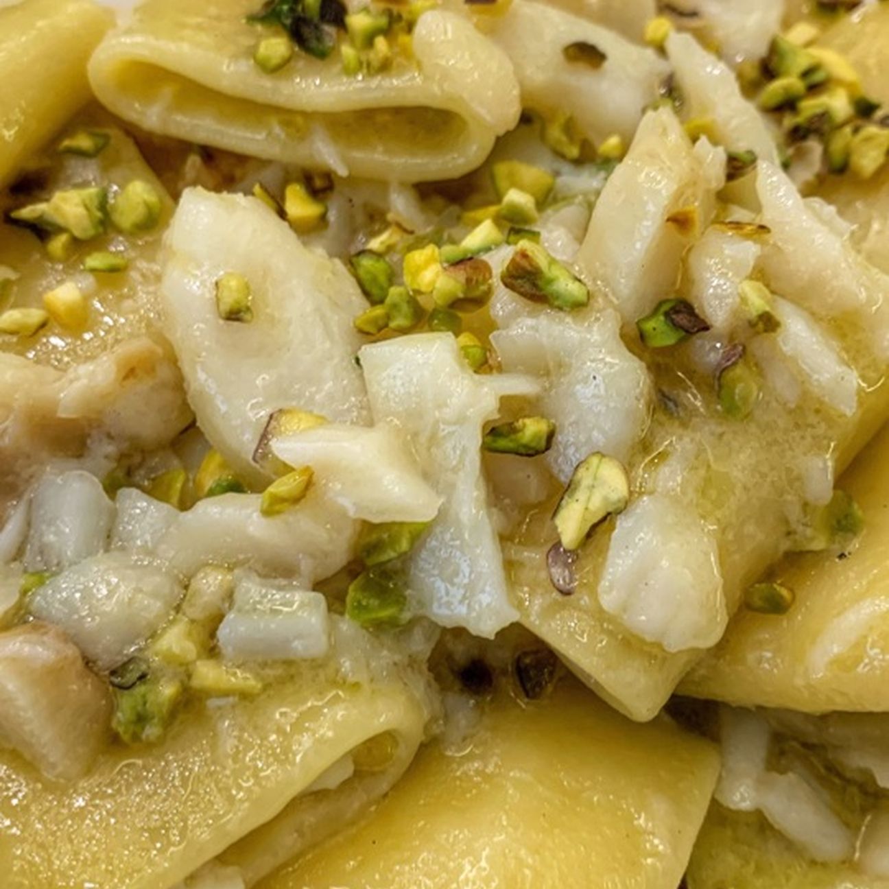 Pacchero con baccalà, provolone del monaco e granella di pistacchio