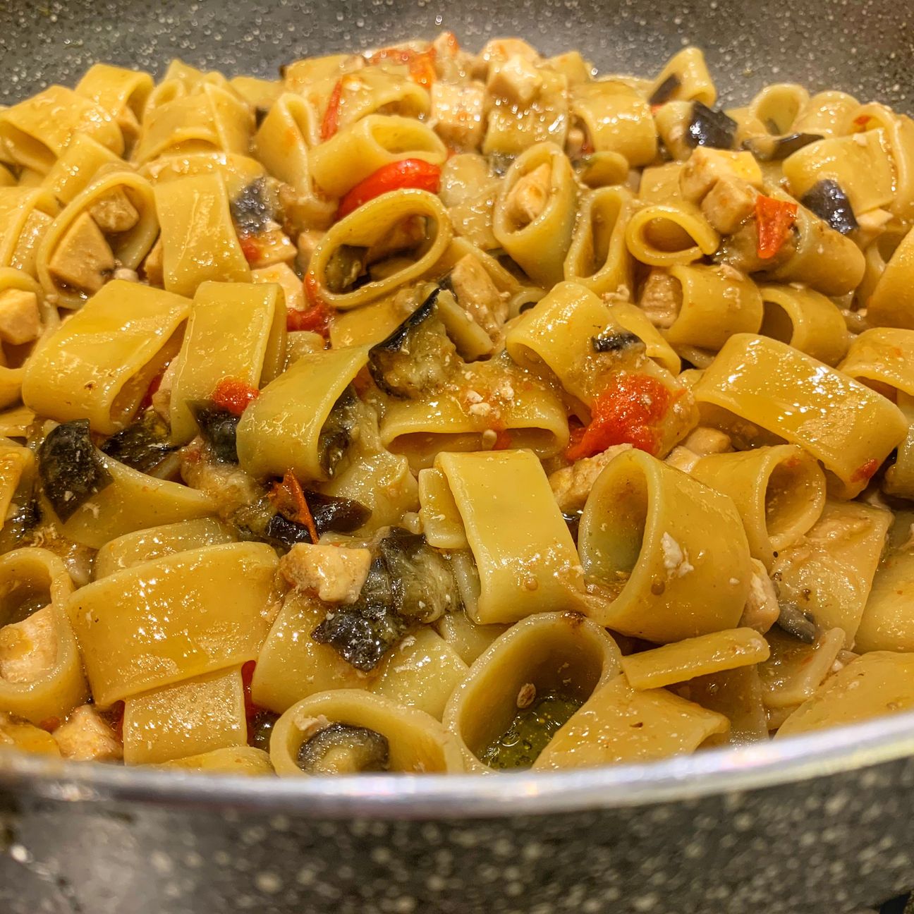 Calamarata con pomodorini datterino, pesce spada e melanzane