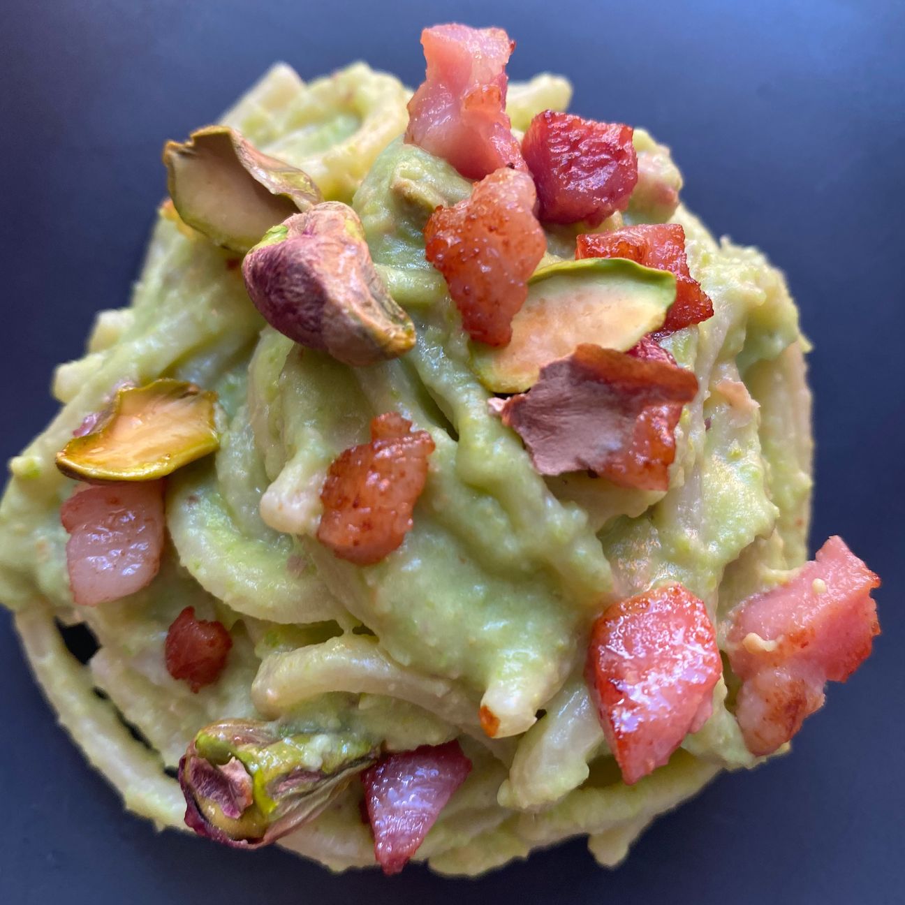 Spaghetti con crema di fave, pistacchi, pecorino e pancetta