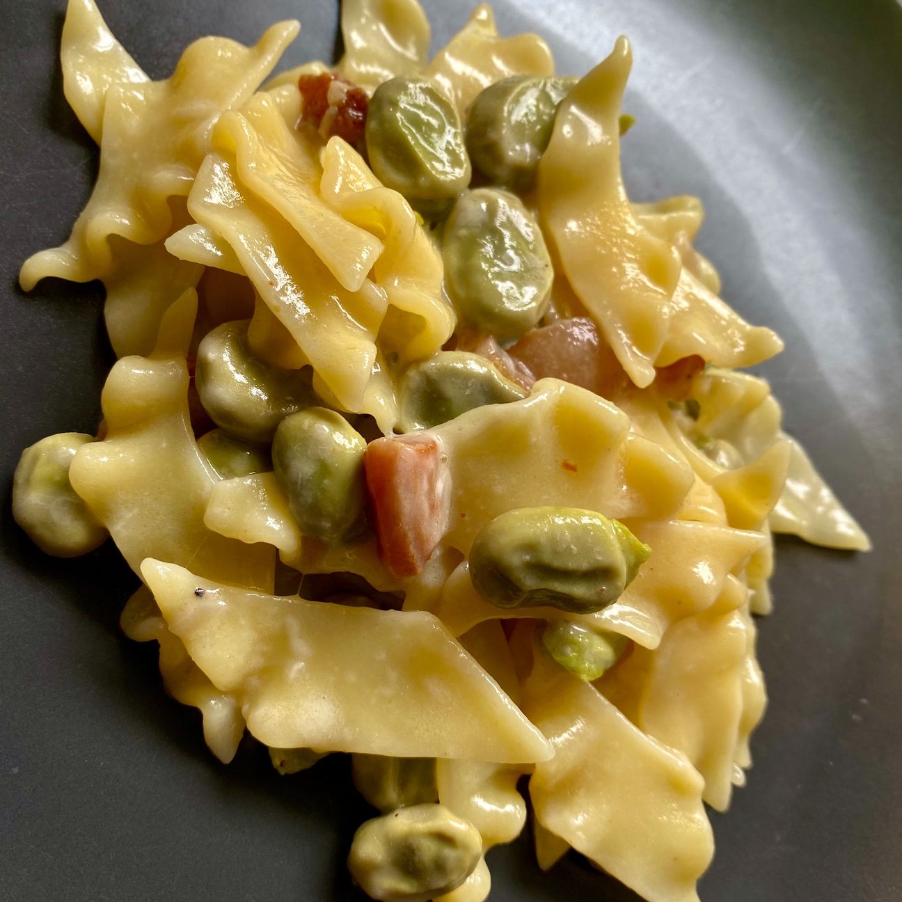 Pantacce toscane con fave, guanciale e crema di pecorino