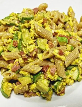 Ricetta PASTA INTEGRALE CON UOVA, SPECK E ZUCCHINE di ricette_healthy_per_tutti