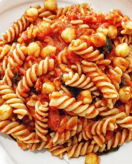 PASTA INTEGRALE CON SUGO DI POMODORO FRESCO E CECI