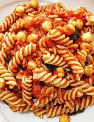 Ricetta PASTA INTEGRALE CON SUGO DI POMODORO FRESCO E CECI di ricette_healthy_per_tutti