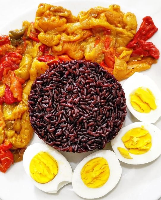 RISO NERO CON UOVA E PEPERONI AL FORNO