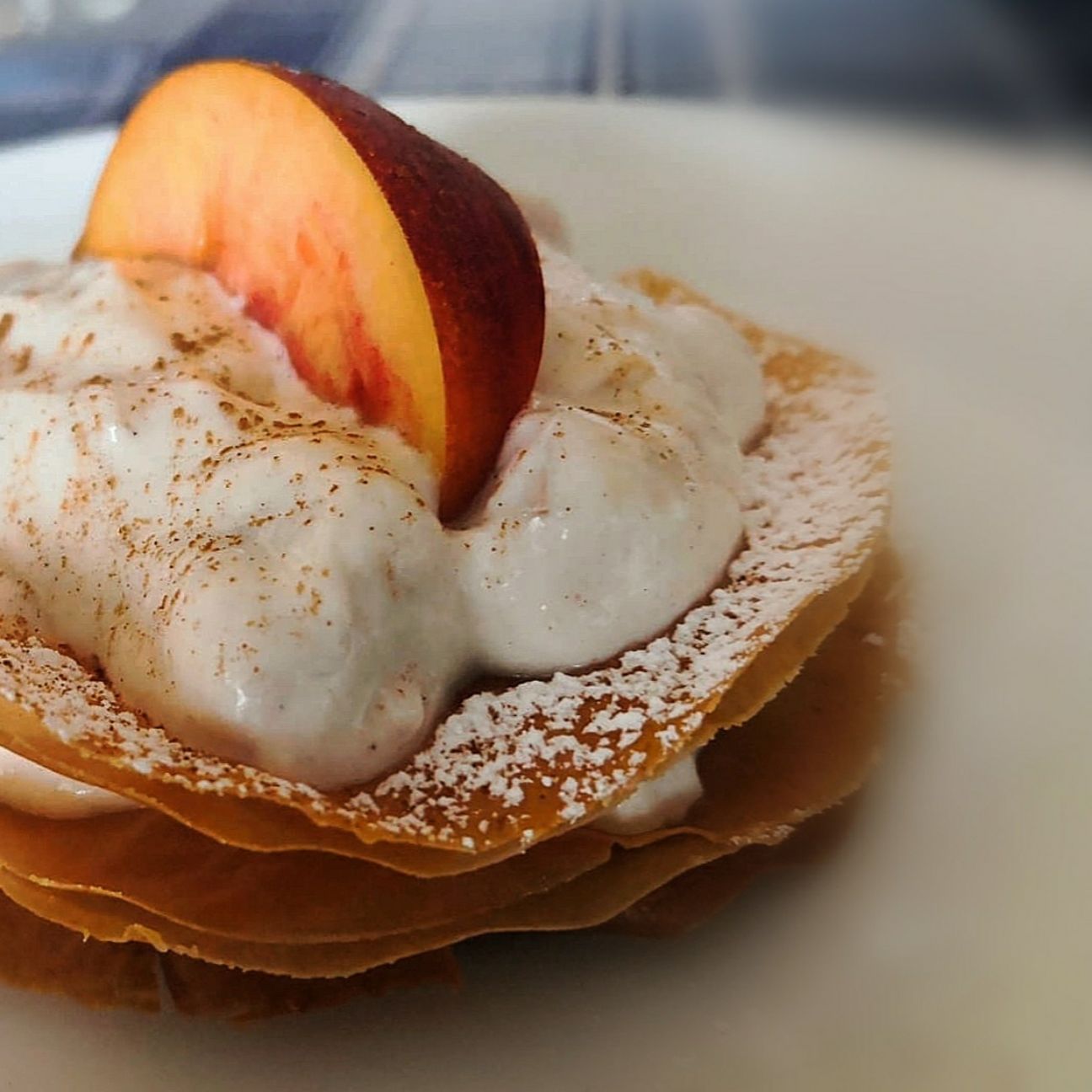 Millefoglie con crema di ricotta e nettarine caramellate