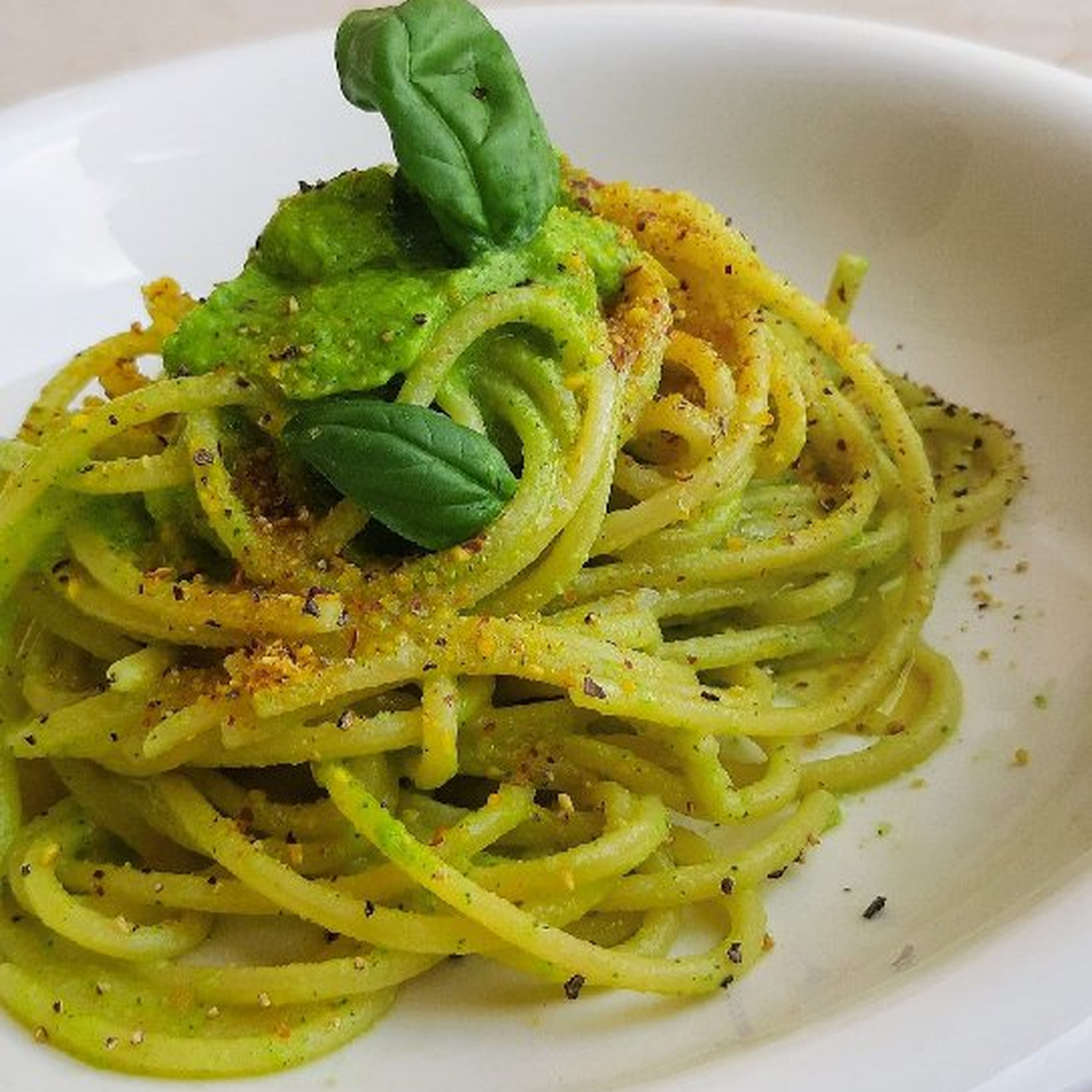 Spaghetti scanalati pesto di zucchine e granella di pistacchio