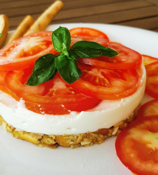 La caprese si veste da cheesecake
