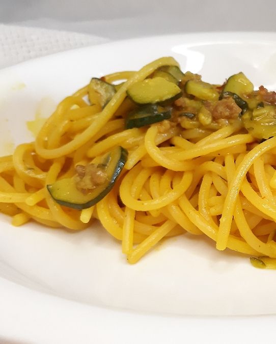 Spaghetti salsiccia zucchine e curcuma