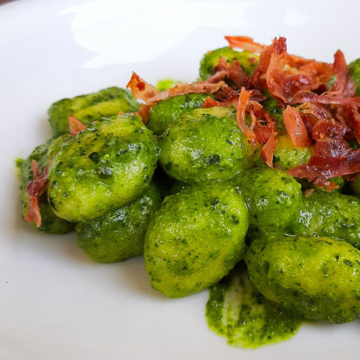 Gnocchi di patate pesto di cavolo nero e speck