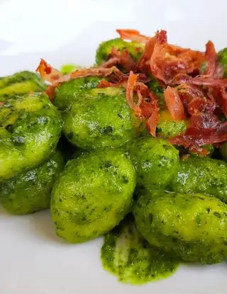 Ricetta Gnocchi di patate pesto di cavolo nero e speck di peppoalt