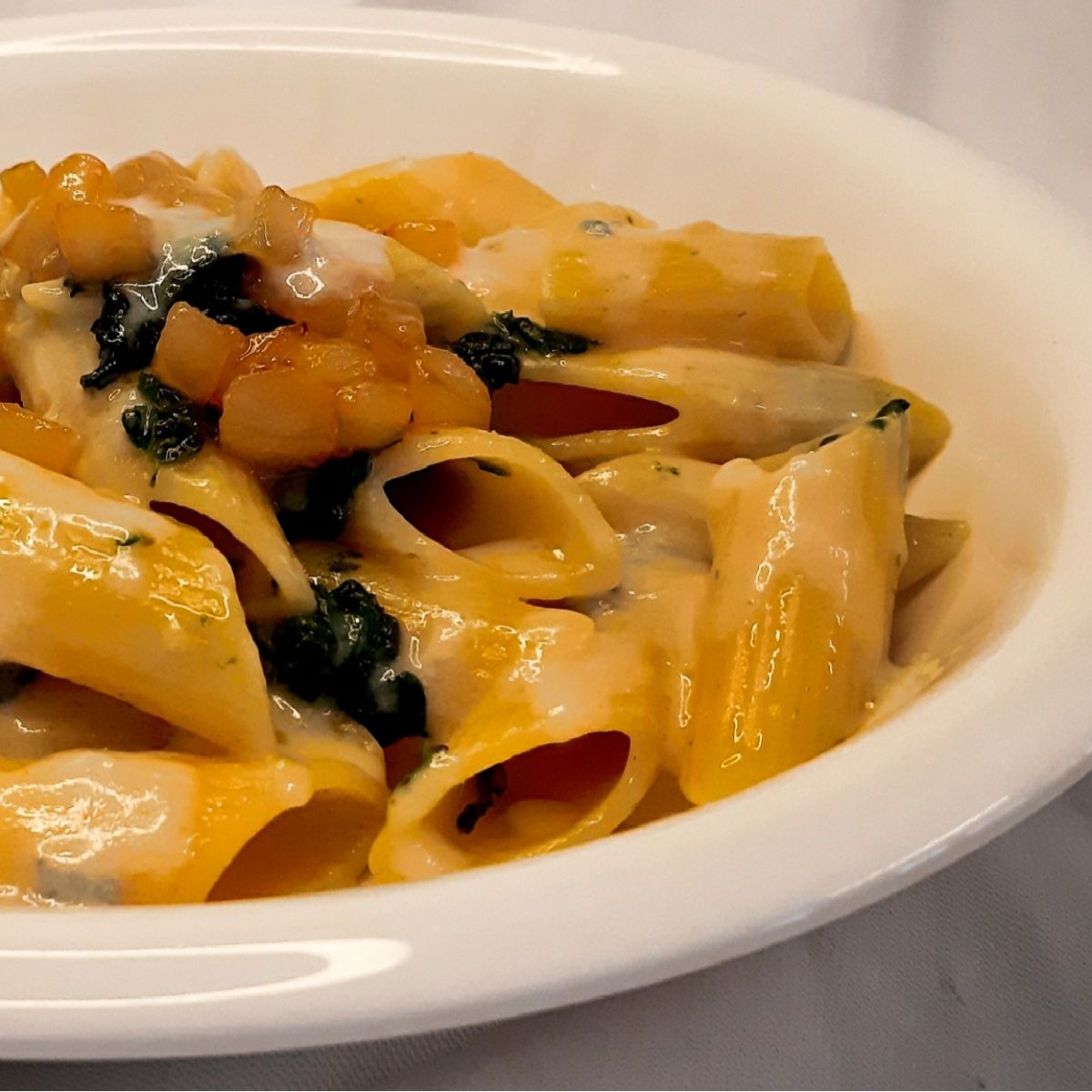 Pennoni rigati cavolo nero fonduta di gorgonzola e pera caramellata