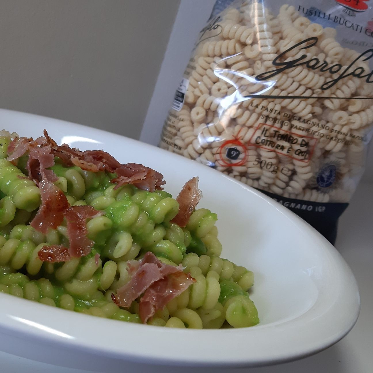 Fusilli bucati corti crema di piselli e speck croccante