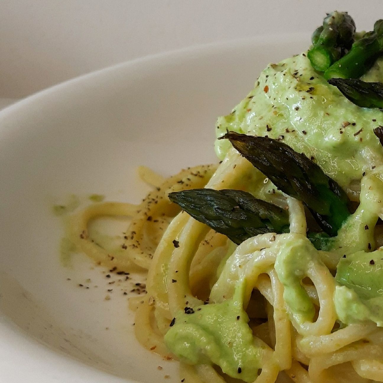 Spaghetti scanalati crema di ricotta e asparagi