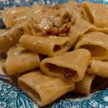 Ricetta Paccheri, crema di burrata e pistacchi con guanciale croccante di righetti_claudia